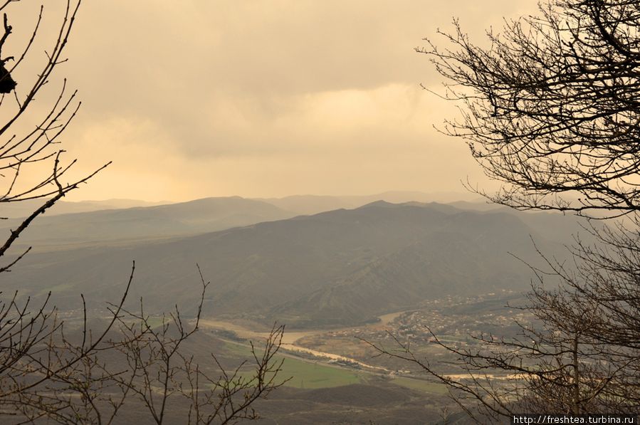 Монастырь в Зедазени и впрямь лежит на холмах Грузии, точнее, на высоком — левом — берегу Арагви, как и куда более знаменитый — Джвари на вершине соседнего хребта Сагурамо. Его можно рассмотреть со двора обители (ниже по течению). Зедазени, Грузия
