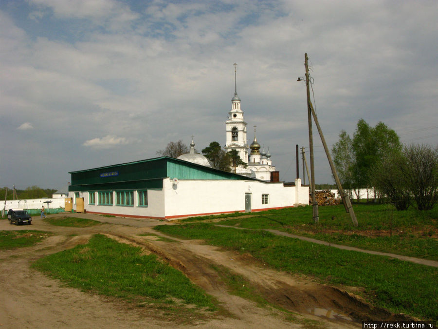 Храм, с точки зреня любопытного туриста, обезображен прилегающим магазином — ни сфотографировать, ни обойти Тимирязево, Россия
