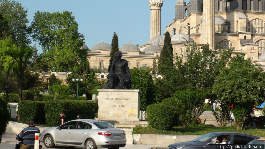 Памятник архитектору Мимару Синану перед мечетью Эдирне, Турция