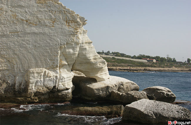 А эту скалу называют слоновьей ногой Кфар-Рош-Ханикра, Израиль