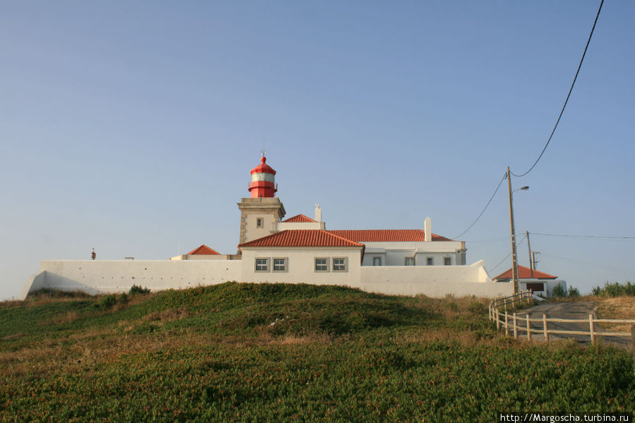 Действующий маяк на мысе Кабу-да-Рока. Португалия Кабу-да-Рока, Португалия
