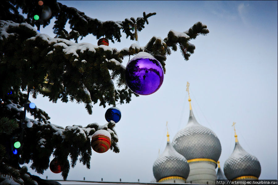Рядом на огромной ели сверкают пузатыми зеркалами яркие украшения Ростов, Россия