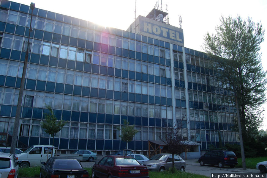 Вид на отель со стороны стоянки. Краков, Польша