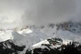 За облаками Sassolungo, 3181 м. Лыжников сюда поднимают из Campitello.