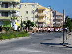 Эта фотография подготовки к празднику 19 мая. 
Колонна демонстрантов проходит по улице рядом с нашим домом в Дидиме. (снято 16 мая 2010 г.)