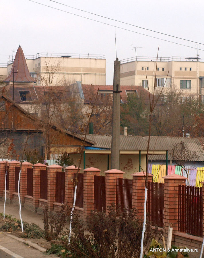В городе и многоэтажки, и деревенские дома. Комрат, Молдова В городе и многоэтажки, и деревенские дома. Комрат, Молдова