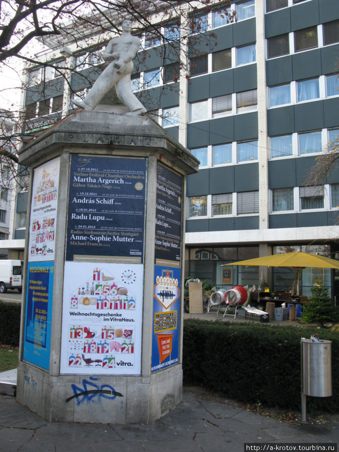 афишная тумба (и статуя расклейщика) Базель, Швейцария