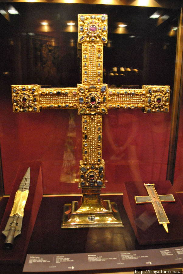 Наконечник Священного копья (слева), фрагмент Креста в окладе (справа), посередине крест и одновременно футляр для хранения этих реликвий. Вена, Австрия