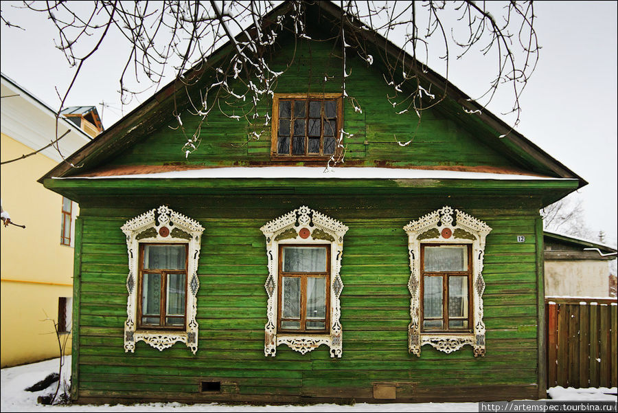Жизнь некоторых горожан проходит в скромных деревянных избах, украшенных вычурными обводами резных наличнико Ростов, Россия