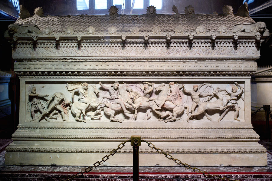 Пятый — так называемый саркофаг Александра (конец IV в. до н. э. 2390 лет назад) в форме ионийского храма с двумя горельефами, которые представляют битву Александра Македонского с персами, и по одному – сцены охоты на пантер и на львов. Батальные сцены, возможно, изображают битву при Иссе в 333 году до н. э., благодаря которой Александр обеспечил себе выход к Сирии и Финикии. Пятый — так называемый саркофаг Александра (конец IV в. до н. э. 2390 лет назад) в форме ионийского храма с двумя горельефами, которые представляют битву Александра Македонского с персами, и по одному – сцены охоты на пантер и на львов. Батальные сцены, возможно, изображают битву при Иссе в 333 году до н. э., благодаря которой Александр обеспечил себе выход к Сирии и Финикии.