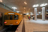 Над колоннами станции Бундестаг сделали фонари естественного освещения. Днем станция освещается через них солнечным светом, а ночью встроенными в них светильниками.