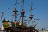 Копия в натуральную величину парусника XVII века Амстердам. Я точно не помню, но кажется он был построен на деньги простого населения, только никак не могу вспомнить для чего. Там рядом с музеем вообще стоит куча разных кораблей.