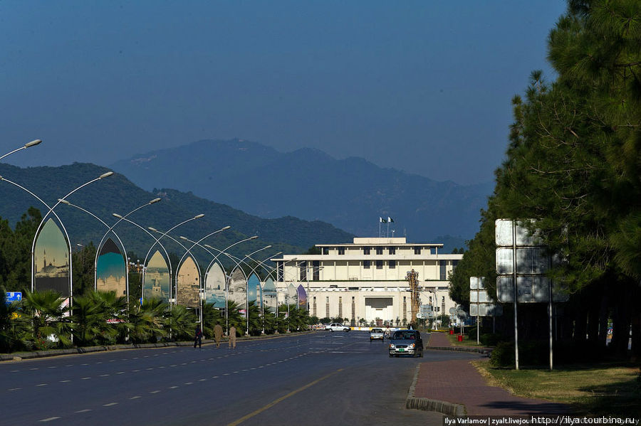 Исламабад изначально строился именно как столица государства. Основная часть города была воздвигнута в период с 1960 по 1980 годы. Из сооружений можно отметить гостиницу «Шахерезада», Большую мечеть, здание парламента. Здесь широкие улицы, архитектура напоминает советскую. Исламабад, Пакистан
