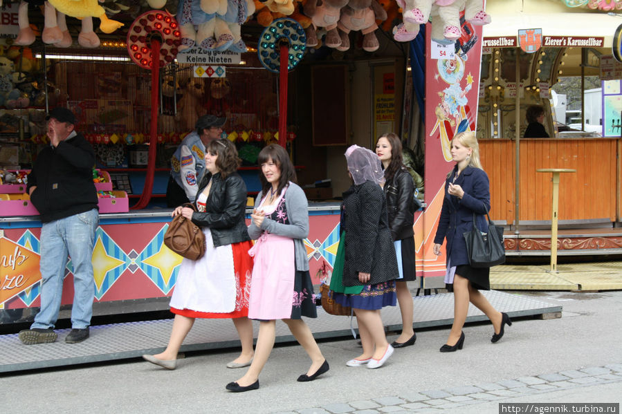 Официантки спешат занять рабочие места Мюнхен, Германия