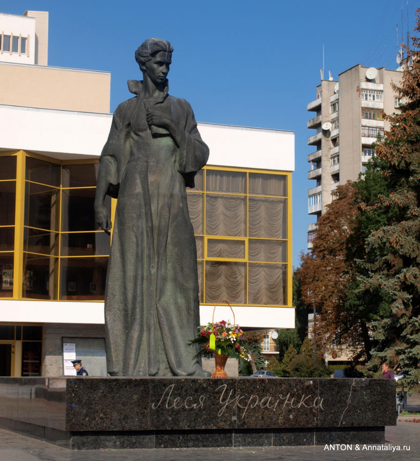Памятник Лесе Украинке Луцк, Украина