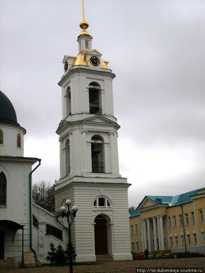 А вот и трехъярусная колокольня — пристройка 18 века. Дмитров, Россия