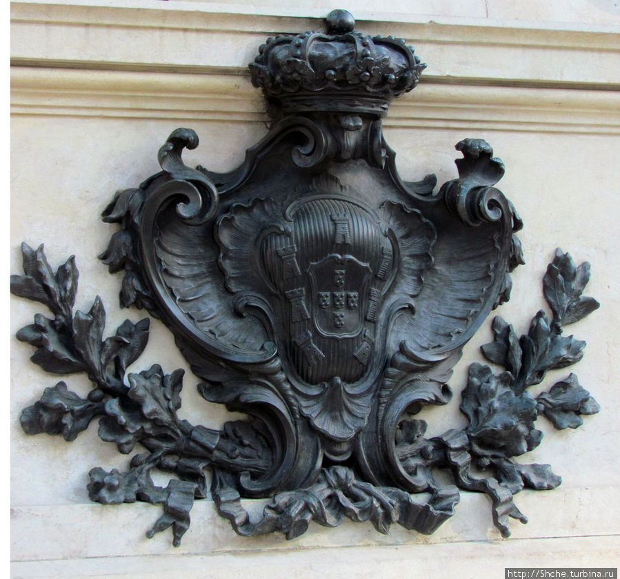 Судя по этому гербу, сверху кто-то из королевской семьи, но кто как-то в глаза не бросилось... Лиссабон, Португалия