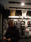 Наверняка каждый любитель футбола побывав в Турине должен привезти сувенир из магазина футбольного клуба Ювентус. А если у тебя еще трое сыновей так вообще разориться можно. Кстати большинство туринцев не любят команду концерна ФИАТ и болеют за муниципальный клуб Торино.