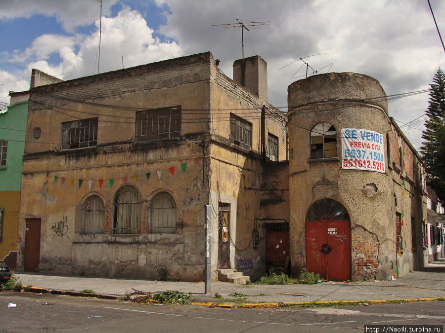 Дом на продажу, возможно с привидениями. Может быть он? Но тогда бы его объявили культурной ценностью и устроили ночной музей. Мехико, Мексика