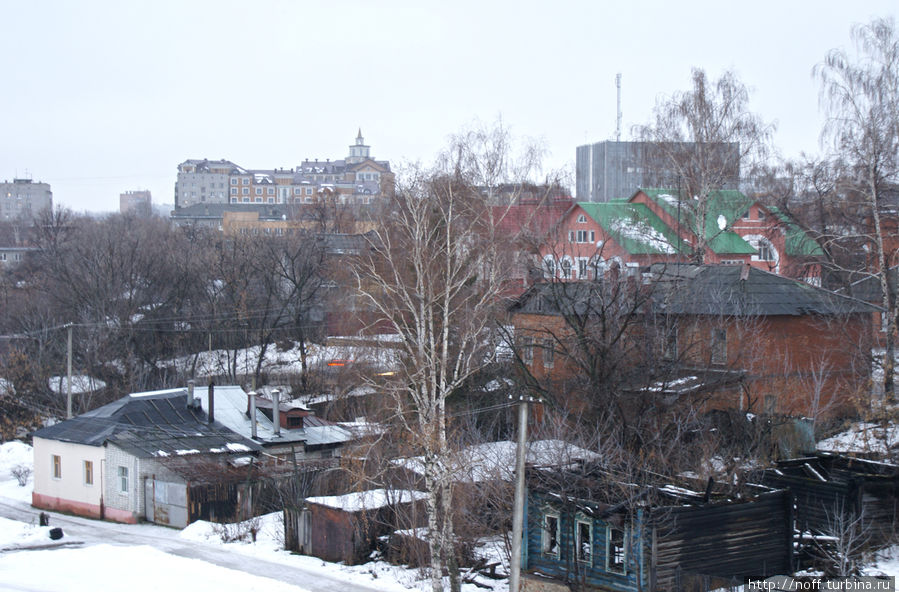 Что же есть за Кремлём? В общем то, тоже, что и в Самаре. Старый город, который уступает место уродливым произведениям современной архитектуры. Рязань, Россия