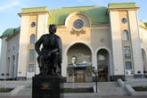 Памятник Мажиту Гафури.
Башкирский академический театр драмы имени Мажита Гафури.  Здесь идут спектакли на башкирском языке.