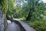 Замок расположен в 3 км от Монтрё и в 30 км от Лозанны. Доехать можно, как на поезде, так и на машине или велосипеде.