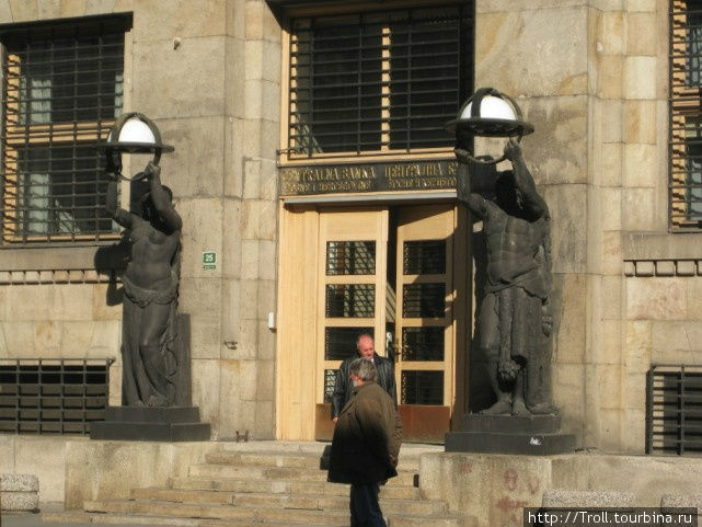 Две суровых статуи по флангам очередного административного здания как часовые Сараево, Босния и Герцеговина