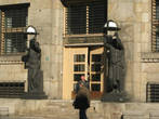 Две суровых статуи по флангам очередного административного здания как часовые