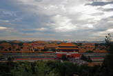 Купол вдали — это здание Пекинской оперы, особенно красиво смотрится вечером.