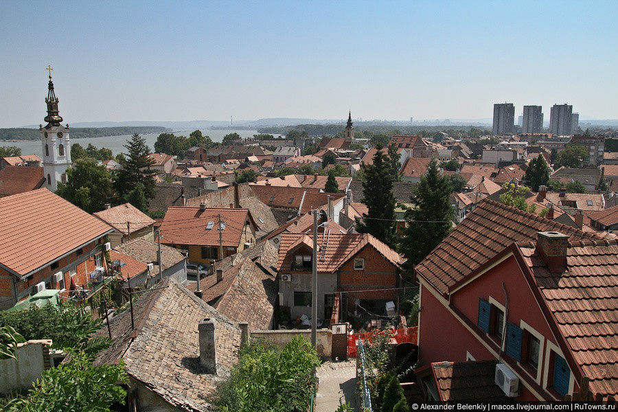 Это Земун, пригород Белграда, он почти весь частный. Район стоит на холме и возвышается над Дунаем. Белград, Сербия