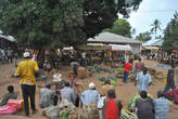 Почти в каждой деревни есть такой фруктовый рыночек, где сидящих в пыли людей существенно больше, чем продавцов)
