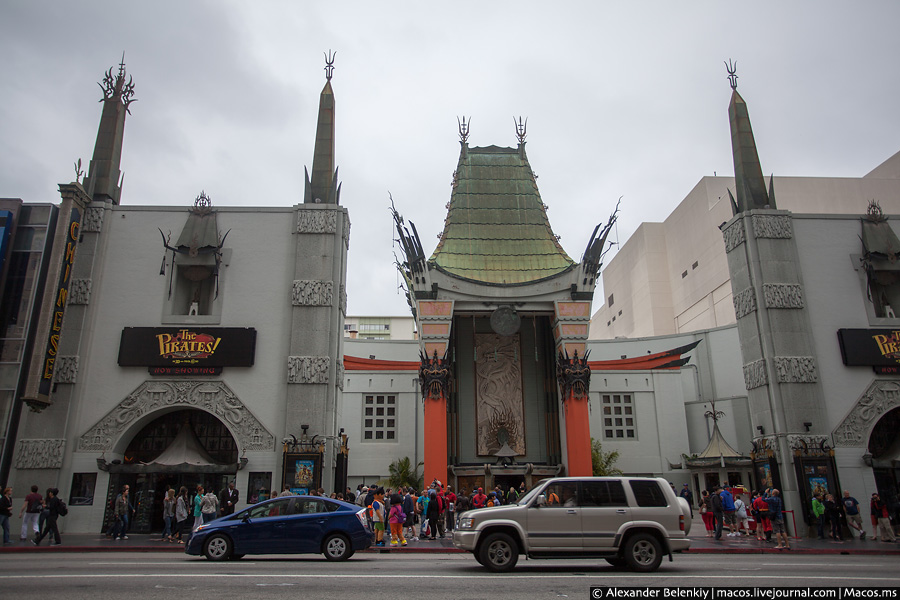 Слева от него — не менее знаменитый китайский театр, в котором проходят все голливудские премьеры фильмов. Голливуд, CША