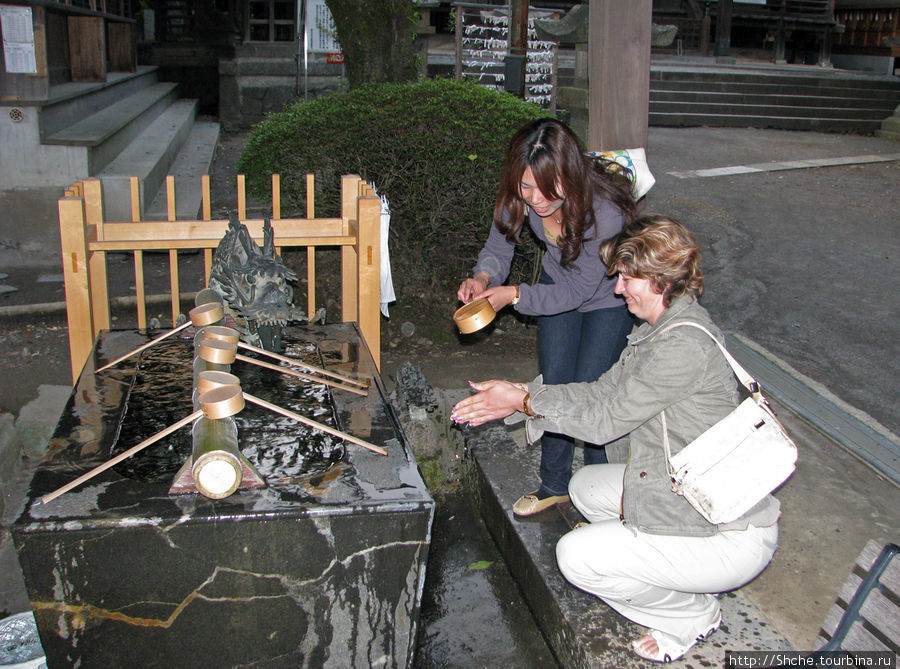 Во время второго посещения, нам объяснили, что не обязательно рыть руки так сложно самому, можно просто слить на руки друг другу... Касугаи, Япония