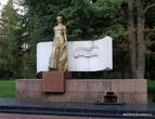 Памятник Леси Украинки в парке.