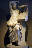 Статуя Аполлона, бога света, мудрости и разума. Изображается как мускулистый молодой человек, играет на лире.