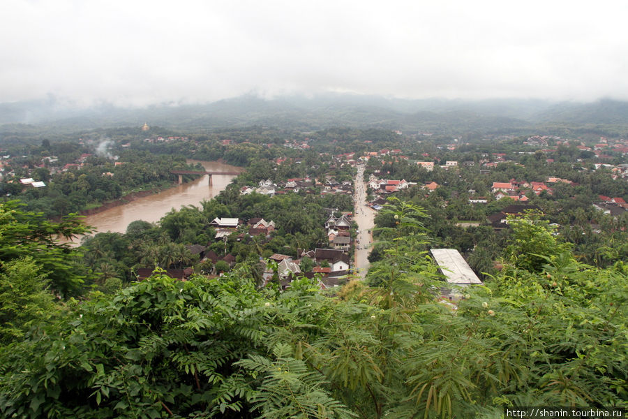 Вид на Луангпхабанг с холма Пуси Луанг-Прабанг, Лаос