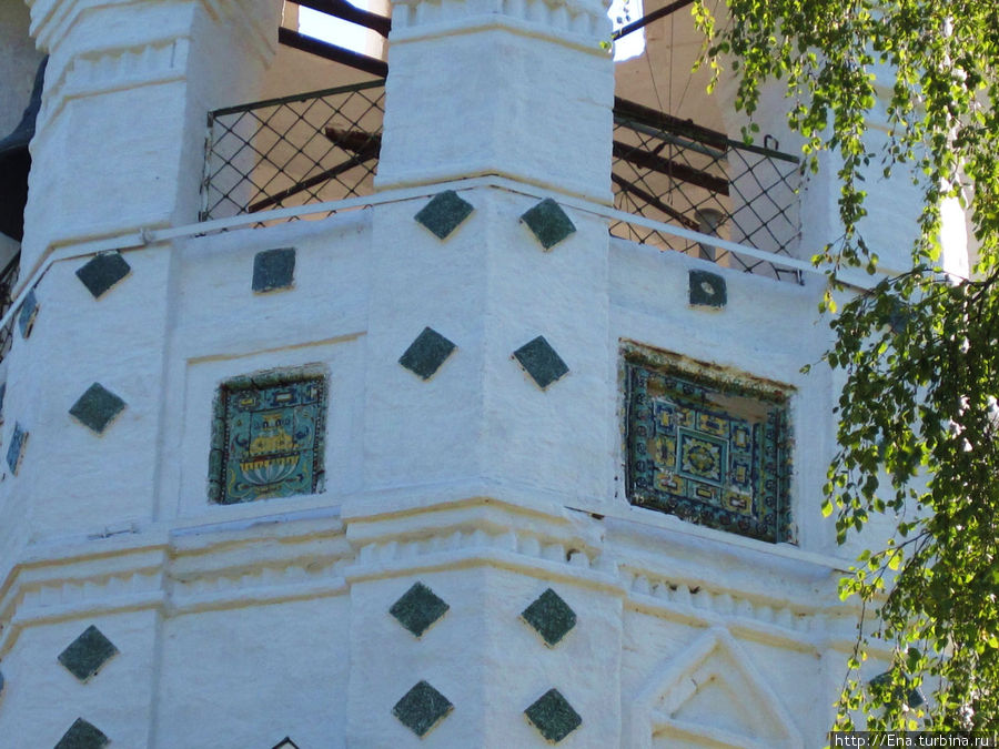 Изразцы на колокольне Покровской церкви. Фрагмент Тутаев, Россия