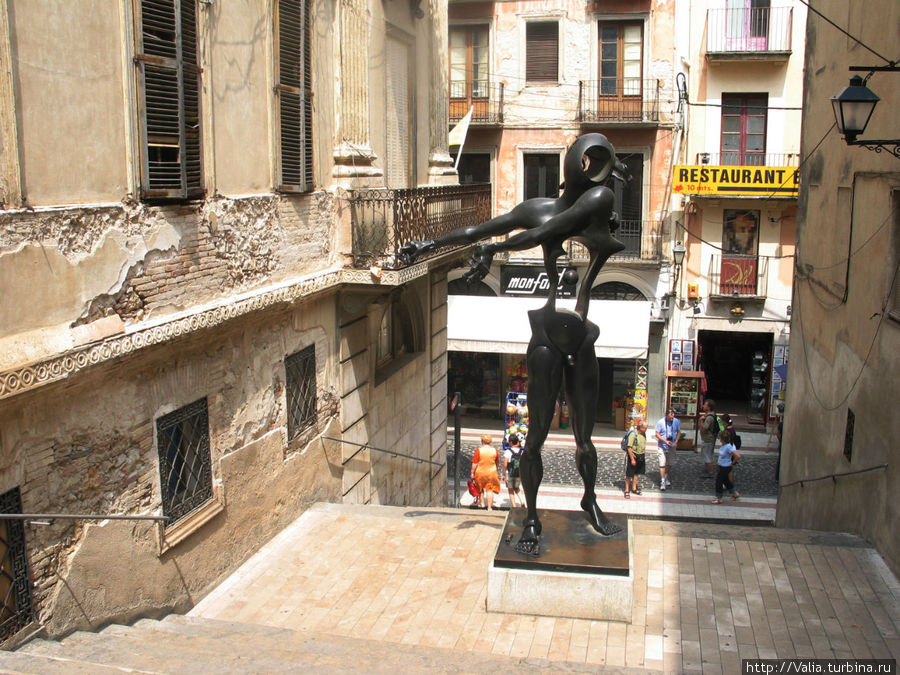 Улица возле музея — скульптура Дали Каталония, Испания