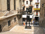 Улица возле музея — скульптура Дали
