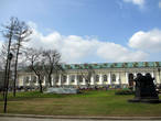 Вид на здание Манежа из Александровского сада