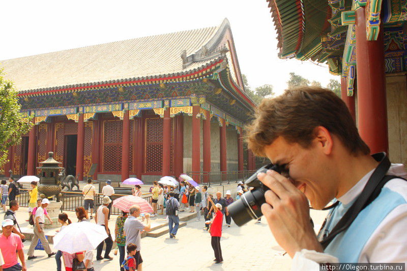 Алексей Коньков с камерой по Летнему дворцу Пекина Пекин, Китай