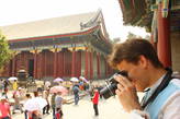 Алексей Коньков с камерой по Летнему дворцу Пекина