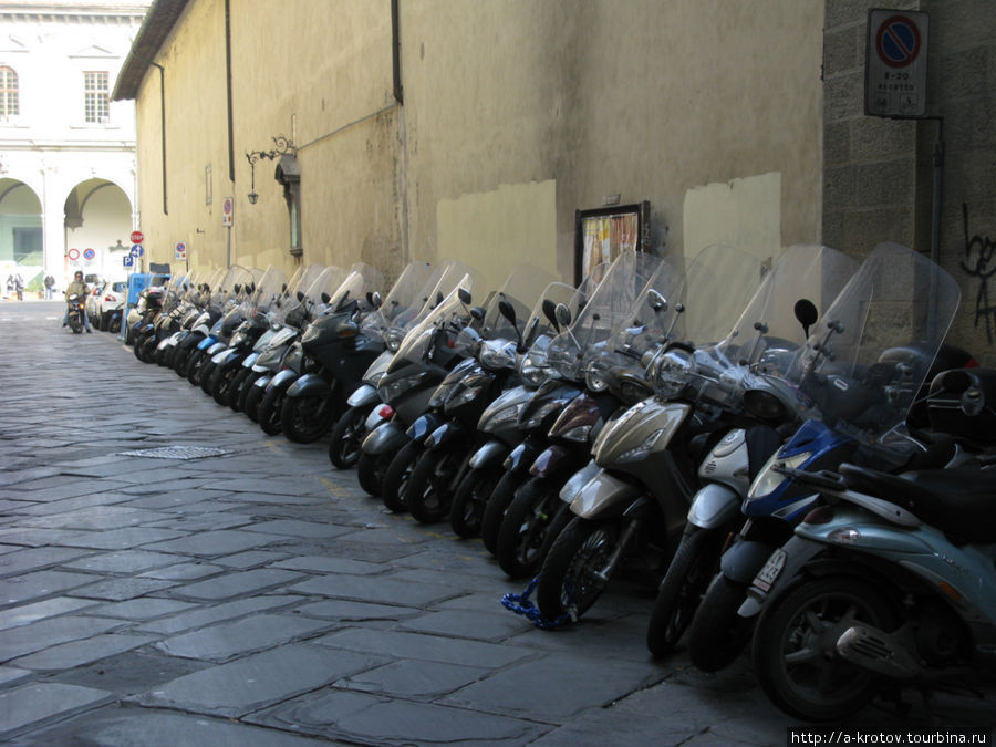 улицы заставлены машинами и мотоциклами Флоренция, Италия
