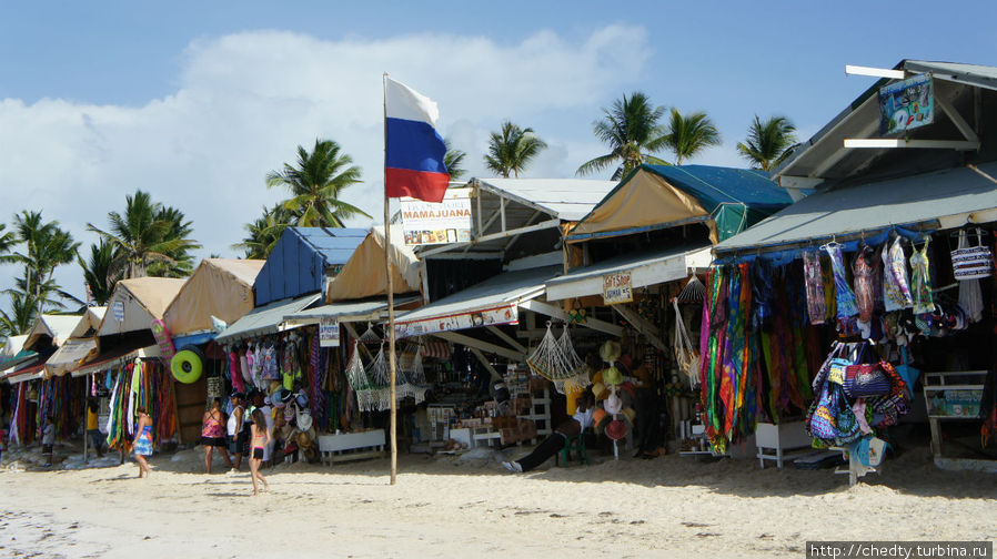 Российски флаг над невольничьим рынком Пунта-Кана, Доминиканская Республика