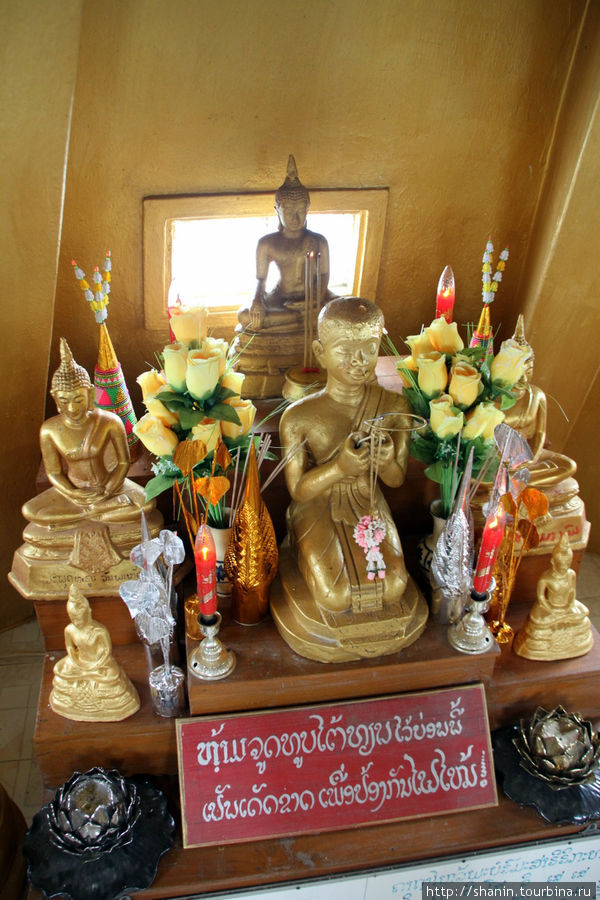 Пагода Мира - золотая ступа с храмом внутри Луанг-Прабанг, Лаос