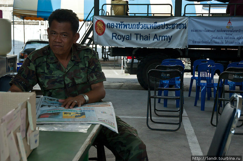 Каждый час военные отправляют грузовики, чтобы доставить гражданских лиц в те районы, которые пострадали от стихии. Маршрут пролегает через аэропорт Дон Мыанг. Он был затоплен еще в конце октября, в то время как второй аэропорт — международный Суваннапуми — тайцы сумели спасти, построив барьеры по его периметру. Бангкок, Таиланд