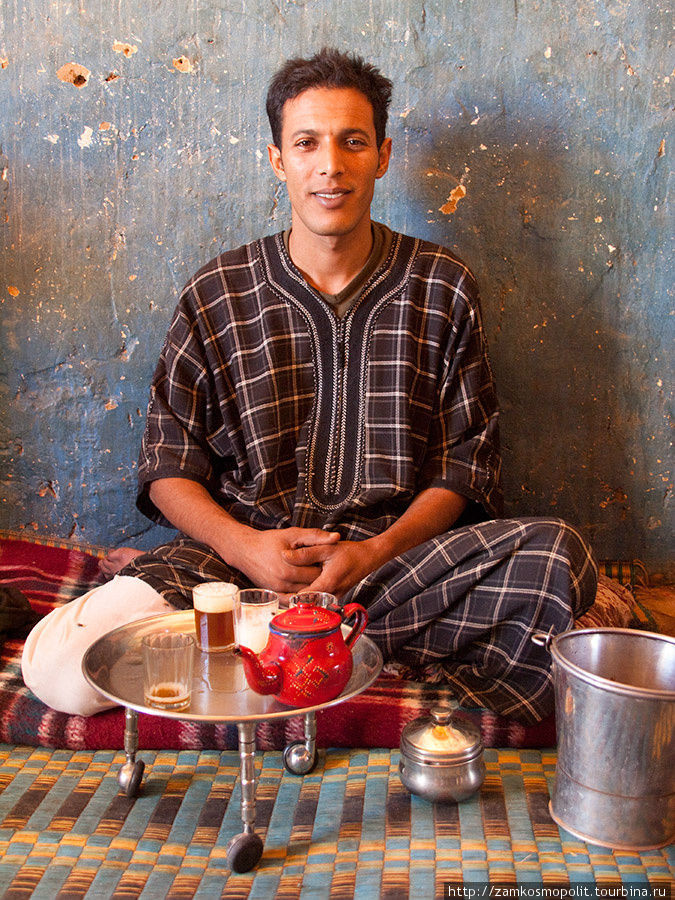Мавританцы пьют только зеленый чай с большим количеством сахара. Чай вначале долго переливают по маленьким стаканчикам, пока не появится высокая пена. Мавритания