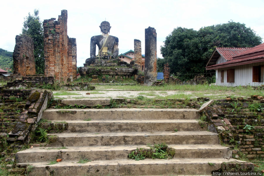 Сидящий Будда и ступени храма Провинция Сиенгкхуанг, Лаос