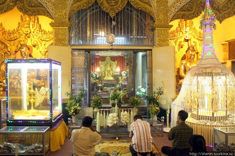 Ночью в пагоде Монива, Мьянма Ночью в пагоде Монива, Мьянма