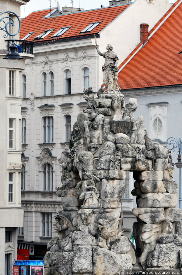 Фонтан Парнас 1691-1695 годов
В середине фонтана находится искусственно сделанный скалистый утес с возвышающейся фигурой Европы в триумфальной позе на побежденном драконе.
Как и многое находится на реконструкции Брно, Чехия